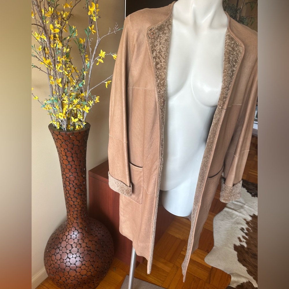 Vintage 2000’s MaxMara design for easy living.Beige soft Lamb Leather Coat.s6USA